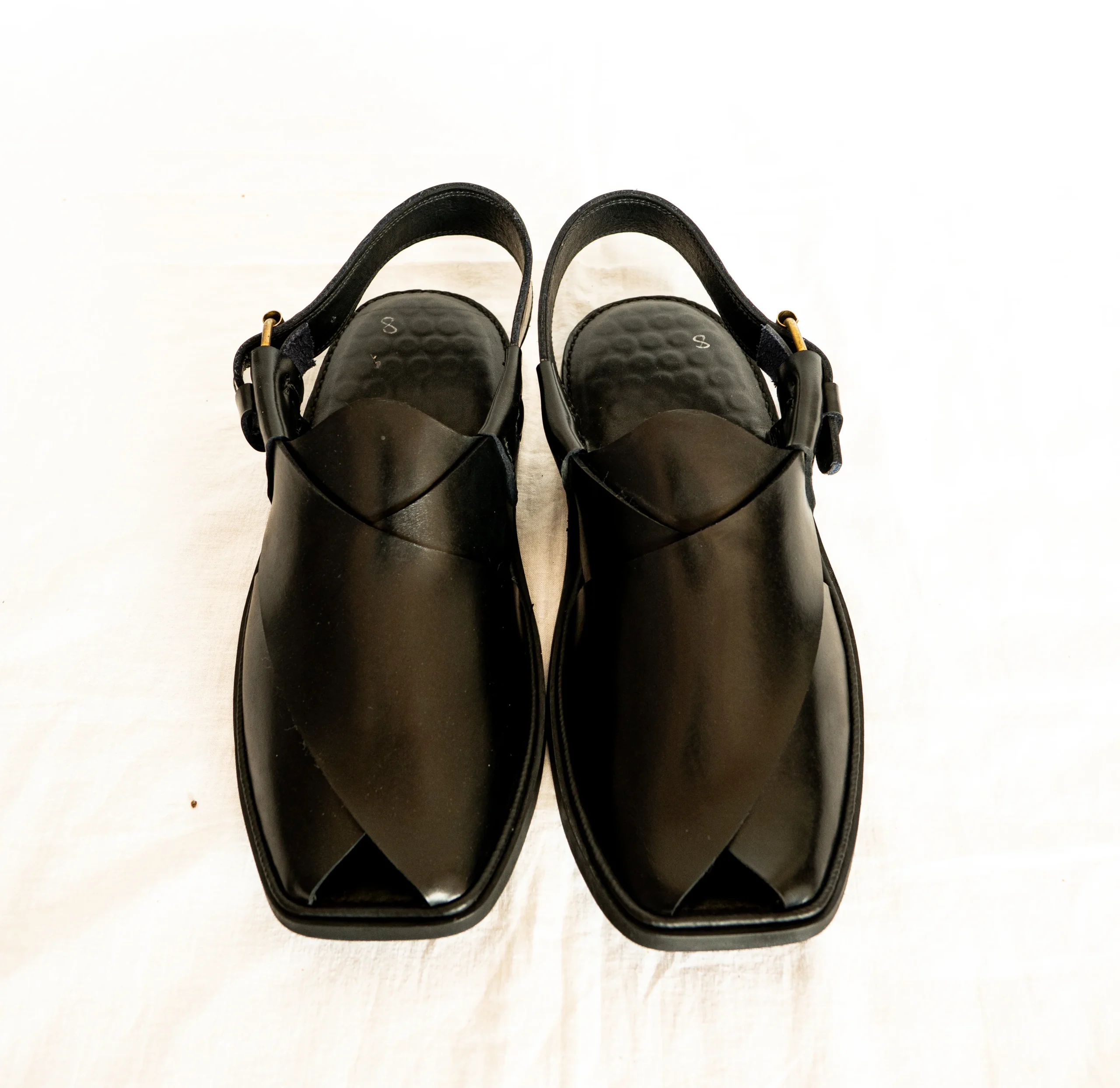 Black Handmade Charsadda Gol T Chappal – Plain Leather