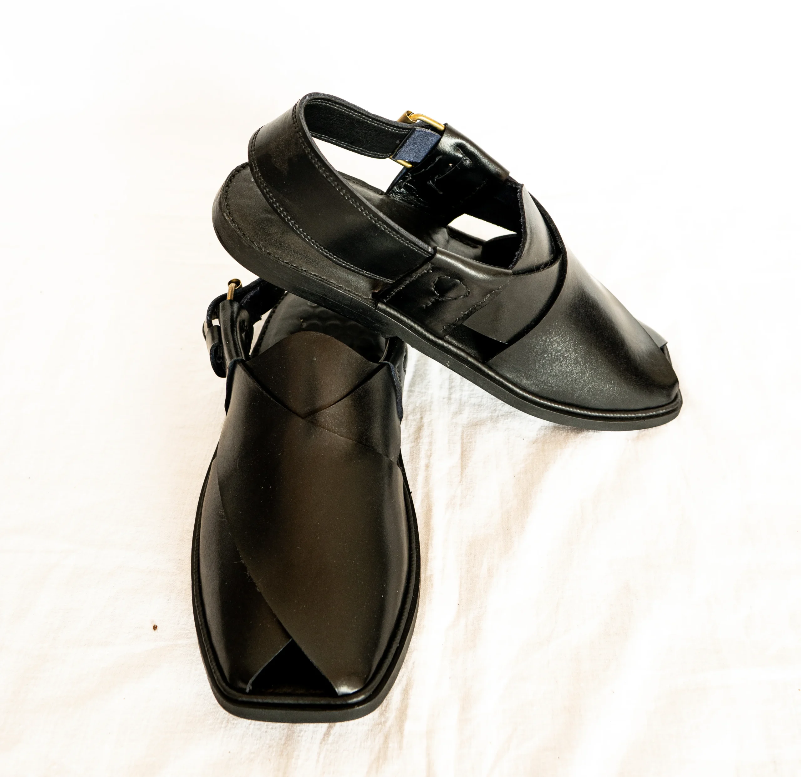 Black Handmade Charsadda Gol T Chappal – Plain Leather
