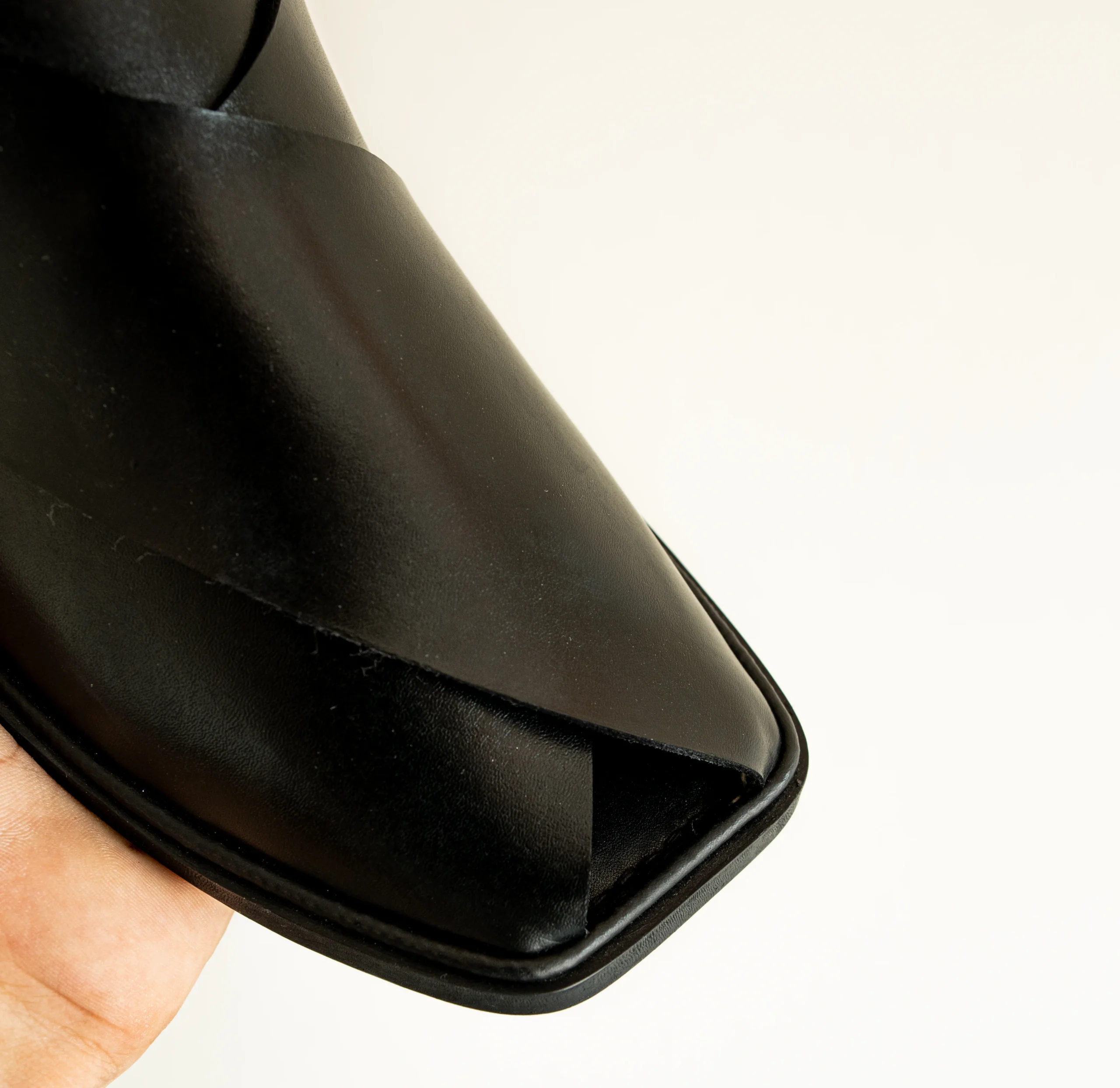 Black Handmade Charsadda Gol T Chappal – Plain Leather