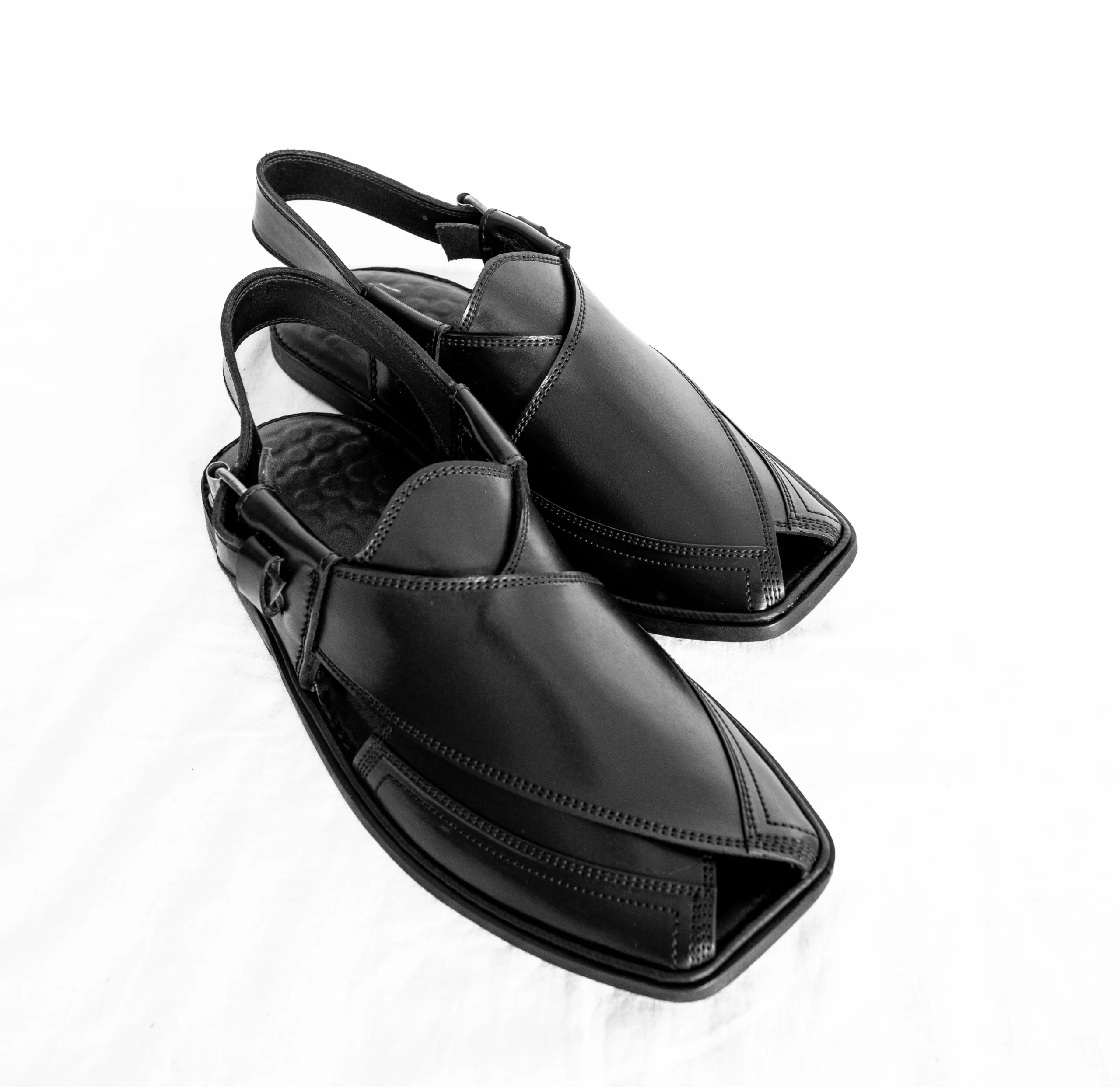 Black Charsadda Gol T Peshawari Chappal – Handmade Leather